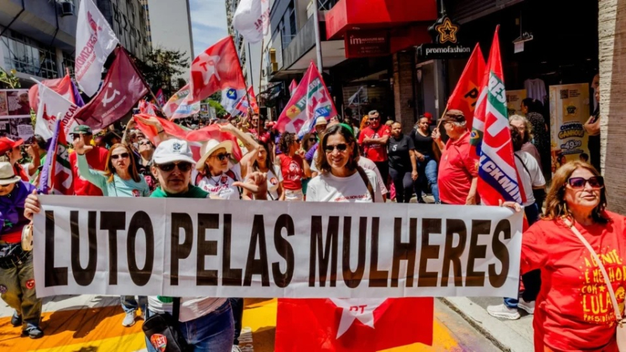 Mulheres marcham com Lula contra o bolsonarismo e a retirada de direitos