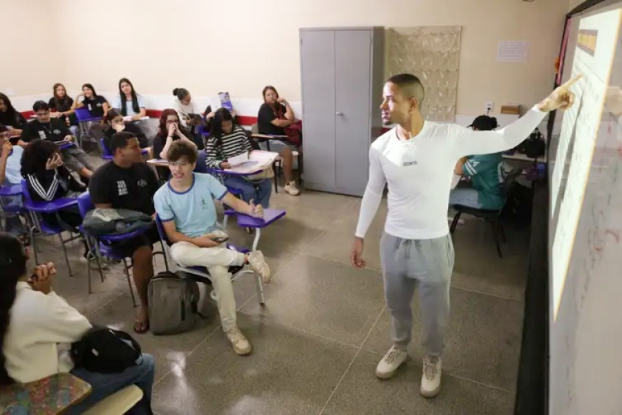 Corte anunciado por Flávio Bolsonaro ameaça piso e valorização dos professores