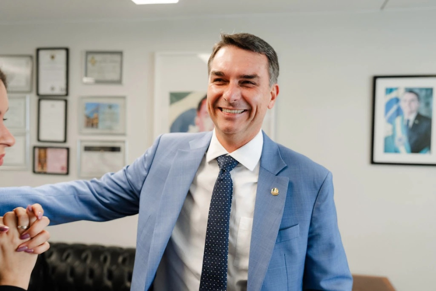 Escritório de Flávio Bolsonaro faturou quase R$ 14 milhões e entrou na mira da Polícia Federal