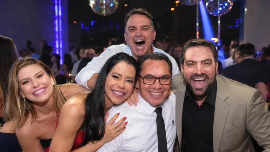 SURUBA NA PANDEMIA: Flávio Bolsonaro participou de festa em lancha com garotas de programa em plena Covid-19 – e ainda ganhou Rolex de presente