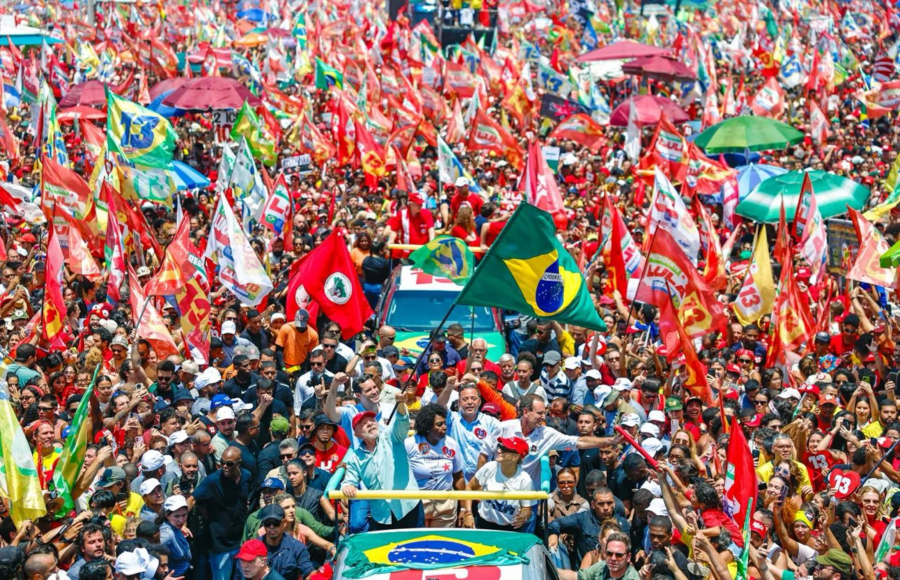 Em Copacabana, Lula cita caso Ana Clara e diz que mulheres vão decidir eleição