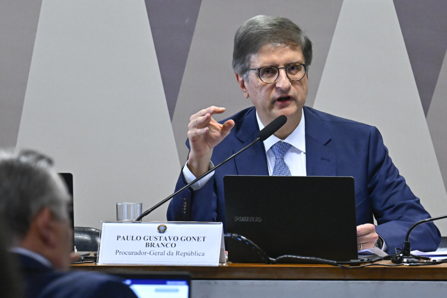 Deputado pede ao Ministério Público Federal para impedir que Flávio fuja do Brasil