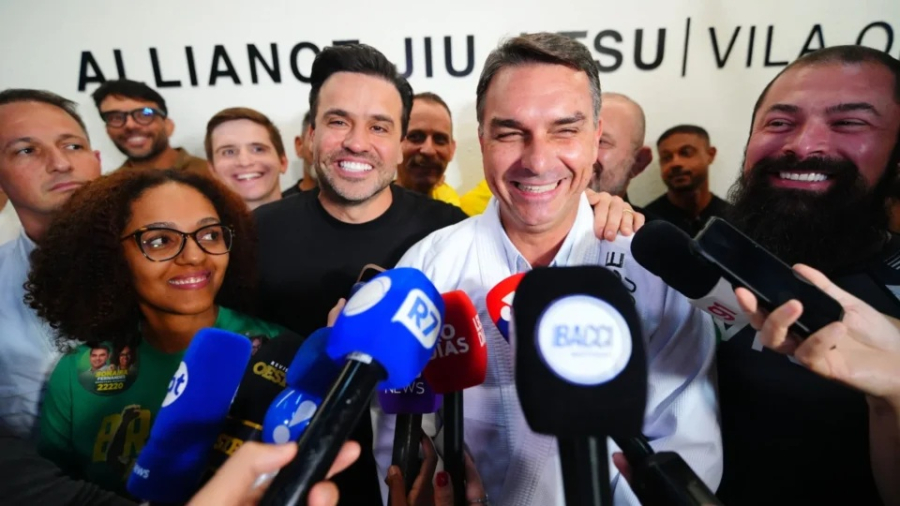FLÁVIO BOLSONARO FOGE DO BRASIL E DESMORALIZA OS VOTOS BOLSONARISTAS RECEBIDOS NA ELEIÇÃO